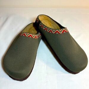 CUSHIONAIRE Sz 8.5 Swiss Knit Clogs Fabric Stretchy Decorated Trim Slip On